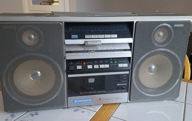Pioneer SK-750 boombox